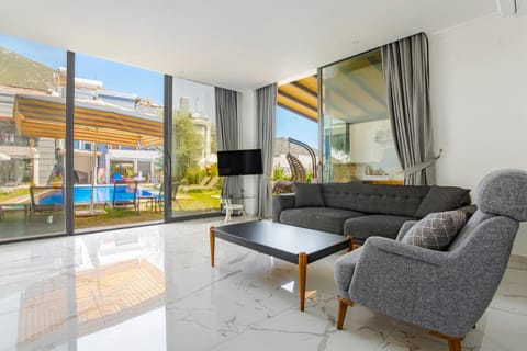 Communal lounge/ TV room, TV and multimedia, Living room, Pool view