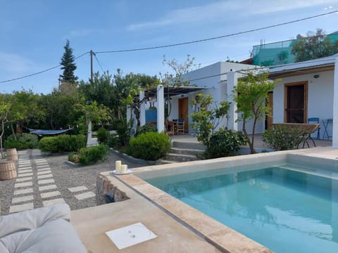 Property building, Patio, Garden, Garden view, Pool view, Swimming pool, sunbed