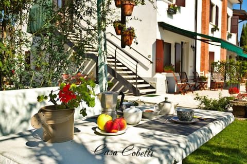Day, Garden, Decorative detail, Dining area, Garden view, Breakfast