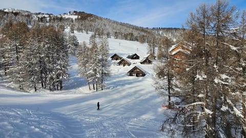 Duplex cosy pour 6 personnes- chalet des Pléiades -, départ skis aux pieds en bordure de piste sans portage - l'autre duplex mitoyen est également à nous Apartment in Piedmont