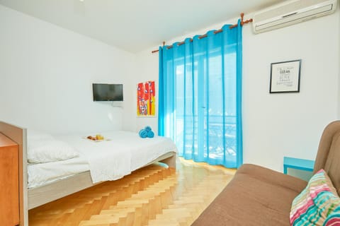 Bed, Seating area, air conditioner