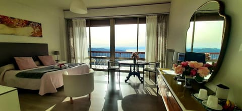 Living room, Photo of the whole room, Bedroom, Lake view