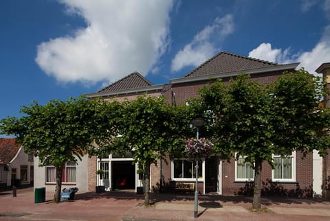 Property building, Facade/entrance, Day, Street view