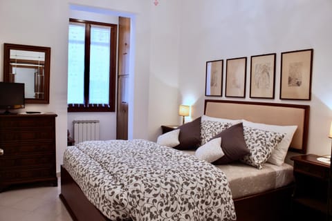 Bed, Bed, Photo of the whole room, Bedroom, City view, young children, older children, Family, Family