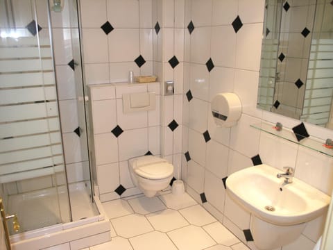 Shower, Toilet, Bathroom, bidet, towels