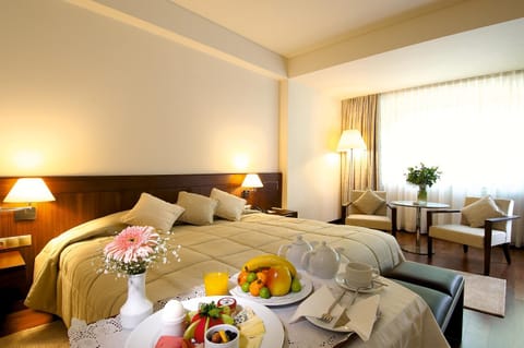 Bed, TV and multimedia, Photo of the whole room, Decorative detail, Seating area, Bedroom