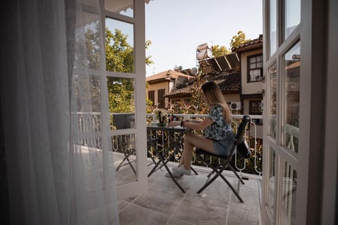 People, Balcony/Terrace, City view, Garden view, Quiet street view