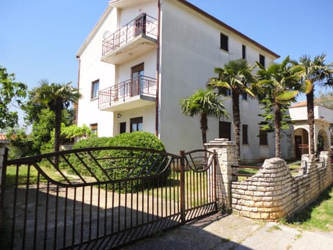 Facade/entrance, Garden, Balcony/Terrace, Garden view, Street view