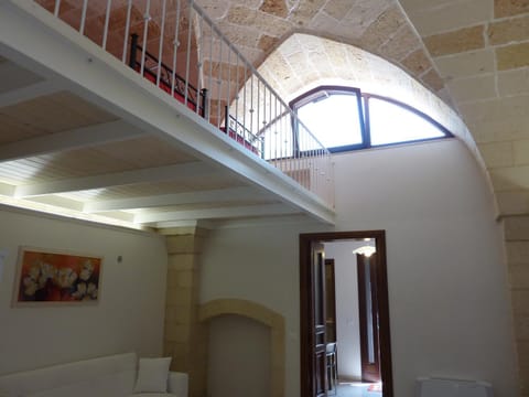 Photo of the whole room, Decorative detail