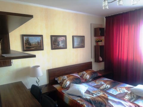 Bed, TV and multimedia, Seating area