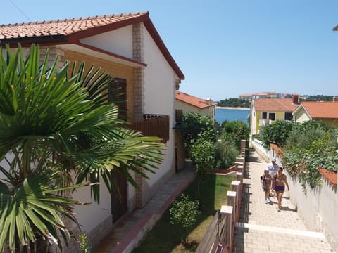 Neighbourhood, Street view