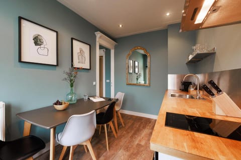 Coffee/tea facilities, Kitchen or kitchenette, Dining area
