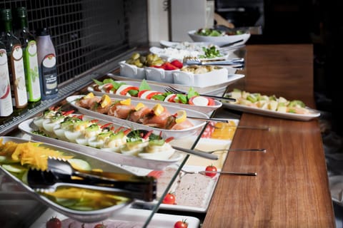 Restaurant/places to eat, Buffet breakfast