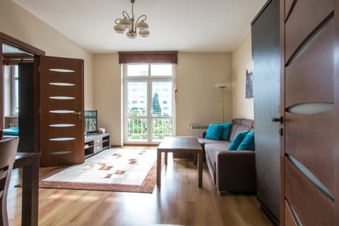 TV and multimedia, Balcony/Terrace, Living room, Seating area, City view, Landmark view, Street view