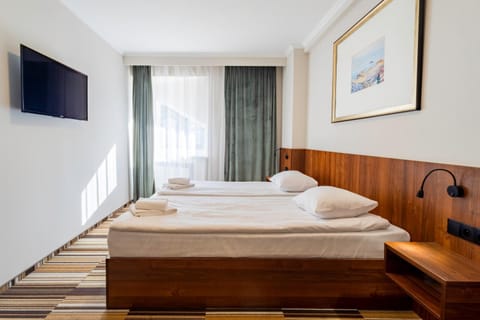 Bed, TV and multimedia, Photo of the whole room, Bedroom, towels
