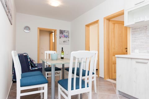 Kitchen or kitchenette, Dining area