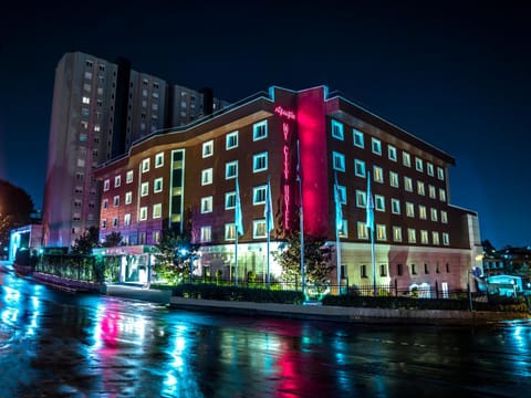 Facade/entrance, Night