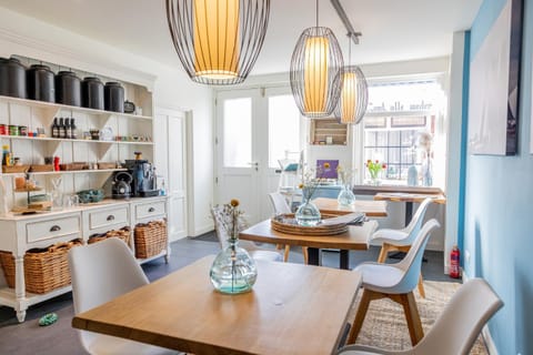 Restaurant/places to eat, Dining area, Breakfast