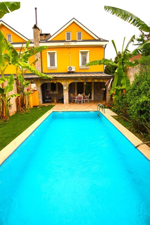 Property building, Day, Garden, Garden view, Pool view, Swimming pool, Swimming pool, sunbed