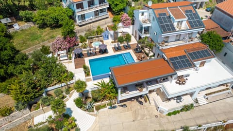 Property building, Day, Neighbourhood, Bird's eye view, Pool view, Street view, Swimming pool, Location, sunbed