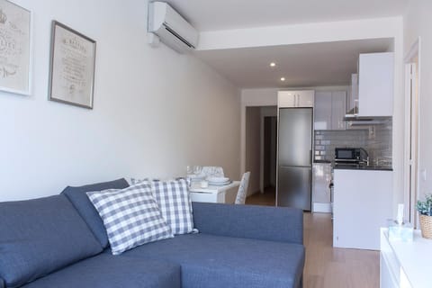 Kitchen or kitchenette, Living room, Seating area, air conditioner