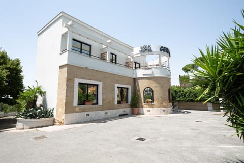 Facade/entrance