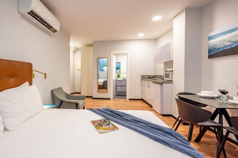 Kitchen or kitchenette, Photo of the whole room, Seating area