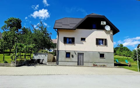 Property building, Patio, Natural landscape, Garden, Parking, sunbed