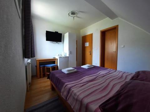 Bed, TV and multimedia, Photo of the whole room, Bedroom, heating, heating, towels, wardrobe