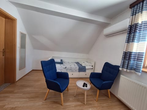 Bed, Photo of the whole room, Seating area, Bedroom, internet, air conditioner