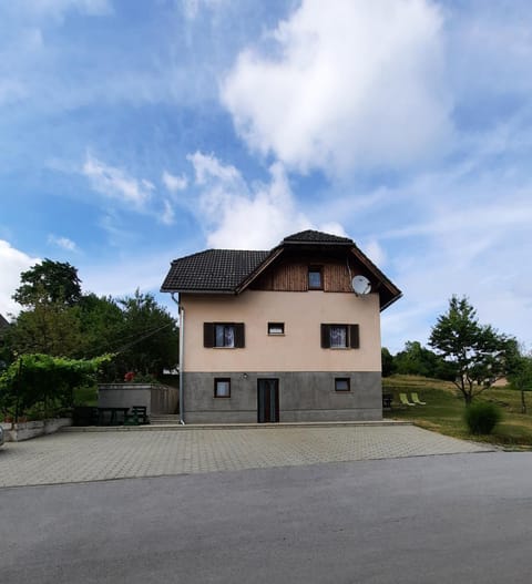 Property building, Patio, Facade/entrance, Day, Seating area, Parking