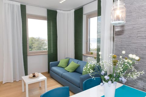 Living room, Lake view