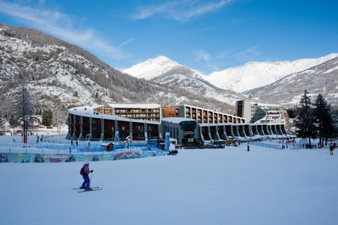 Facade/entrance, Skiing