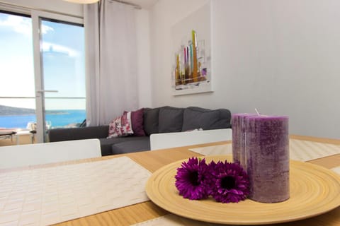 Living room, Decorative detail, Seating area, Dining area, Sea view