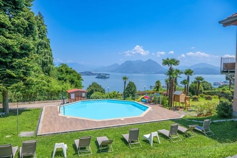 Lake view, Mountain view, Swimming pool, sunbed