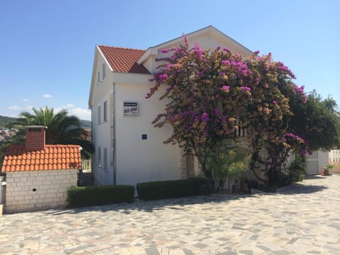Patio, Facade/entrance