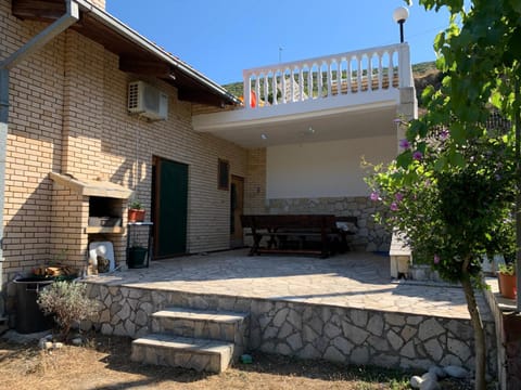 Patio, BBQ facilities