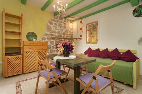 Bed, Seating area, Dining area, Pets