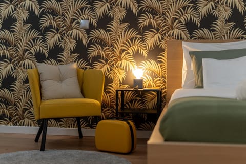 Bed, Photo of the whole room, Seating area, Bedroom