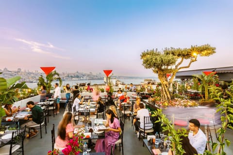 Restaurant/places to eat, People, Balcony/Terrace, Breakfast