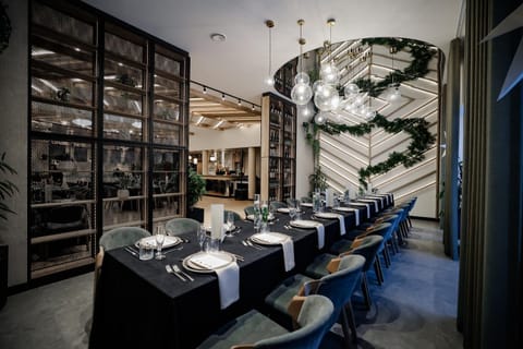 Property building, Restaurant/places to eat
