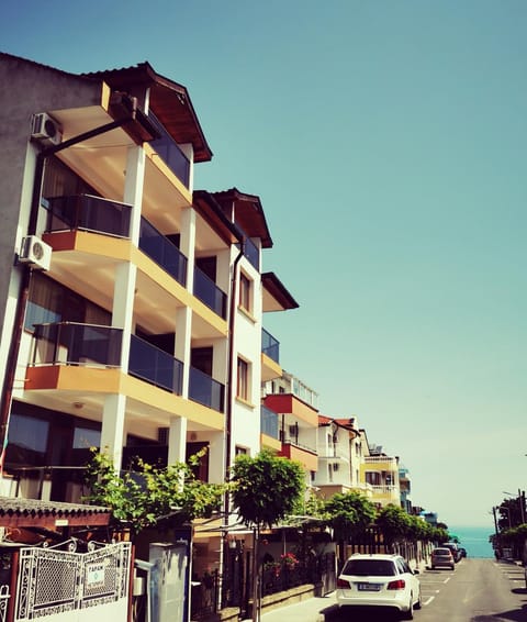 Property building, Neighbourhood