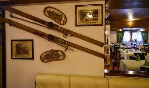 Hiking, Meals, Lunch, Dinner, Drinks, Alcoholic drinks, Non alcoholic drinks