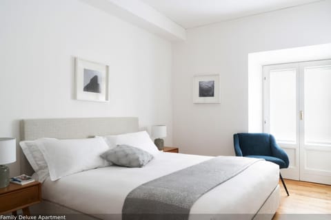 Bed, Living room, Photo of the whole room, Seating area, Bedroom