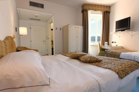 Bed, Photo of the whole room, Bedroom, On site