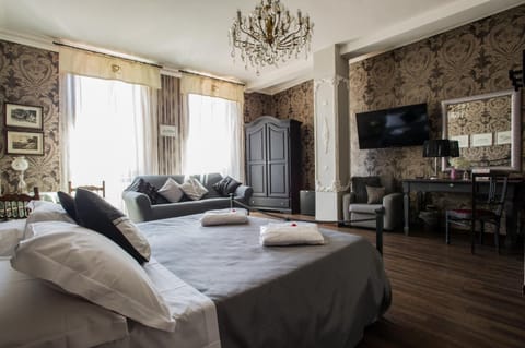 Bed, Day, TV and multimedia, Other, Photo of the whole room, Seating area, Bedroom
