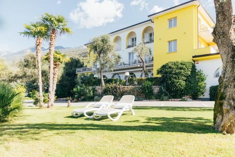 Property building, Summer, Garden, Garden view, sunbed
