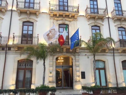 Facade/entrance, Decorative detail
