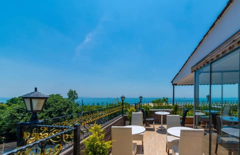 Restaurant/places to eat, Balcony/Terrace, Breakfast