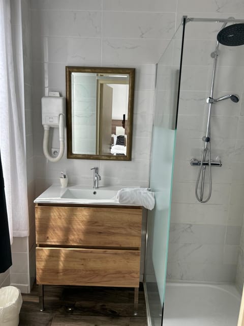 Le Clémenceau Hôtel ET Appart'Hôtel "GARE SNCF TGV" Centre ville Hotel in Valenciennes